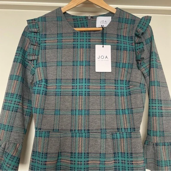 HOST PICK⭐️L.A brand J.O.A ✨Plaid Dress-Grey/Green-ruffles-3/4 sleeves 🖤💚 - Picture 7 of 9